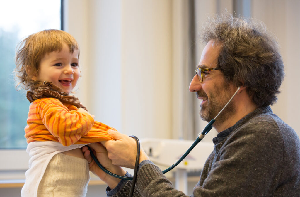 Arzt hört Kind ab