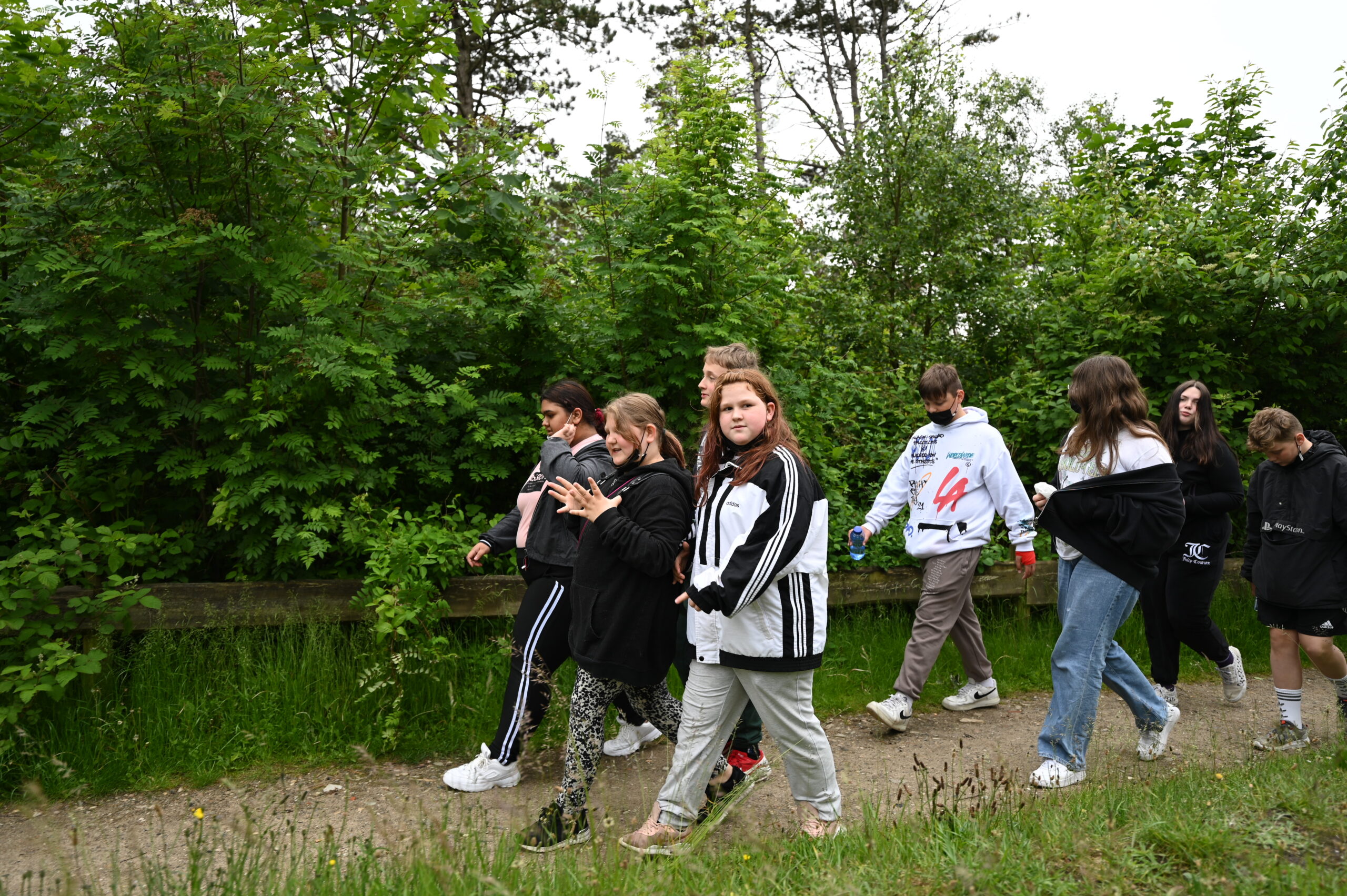 Jugendliche beim Spaziergang