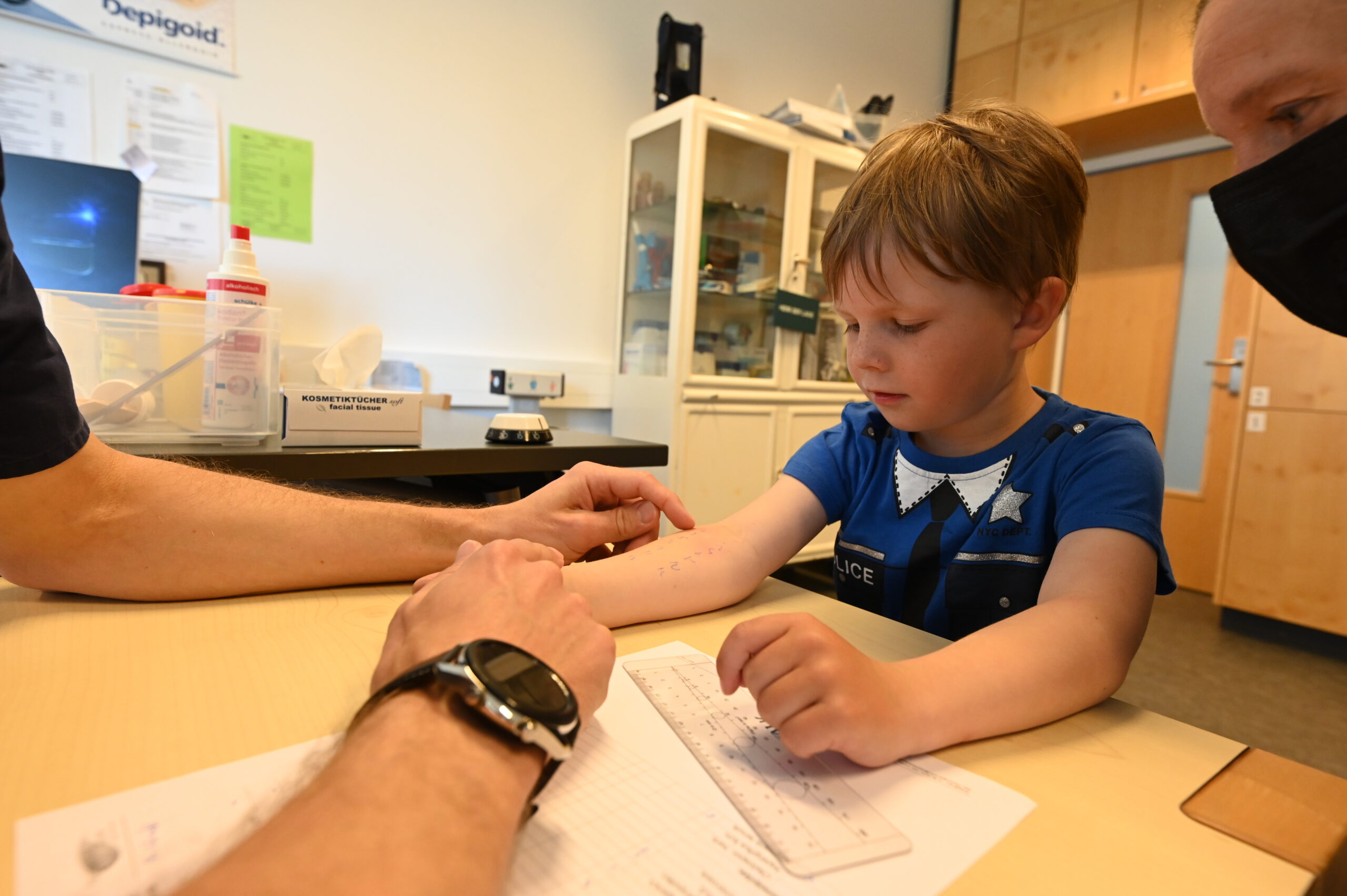 kleiner Junge beim Pricktest