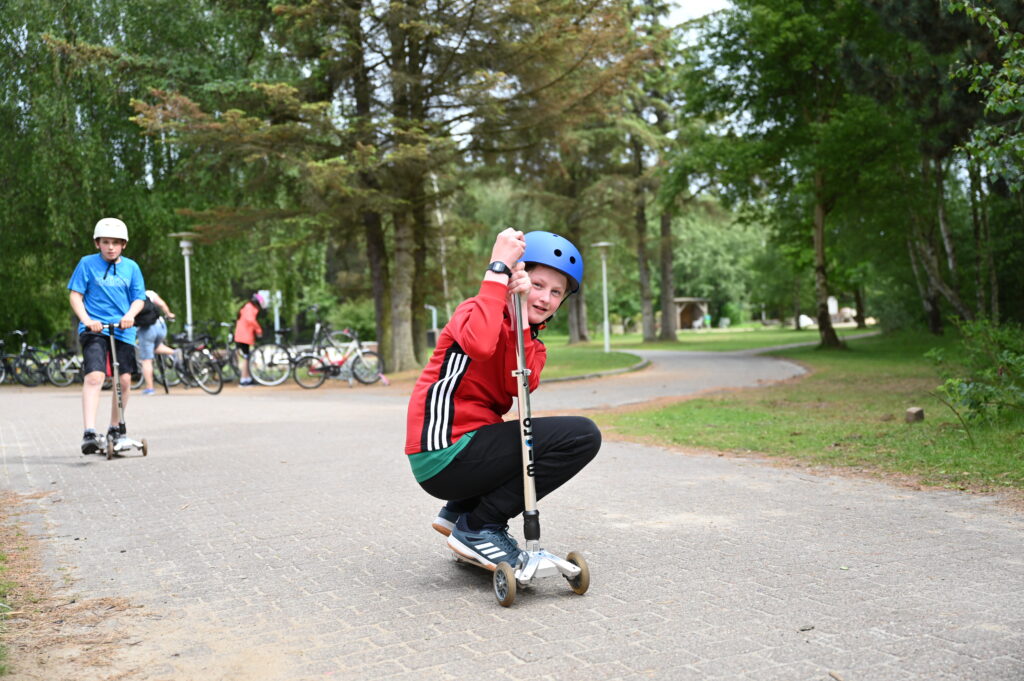 Junge auf Kickroller