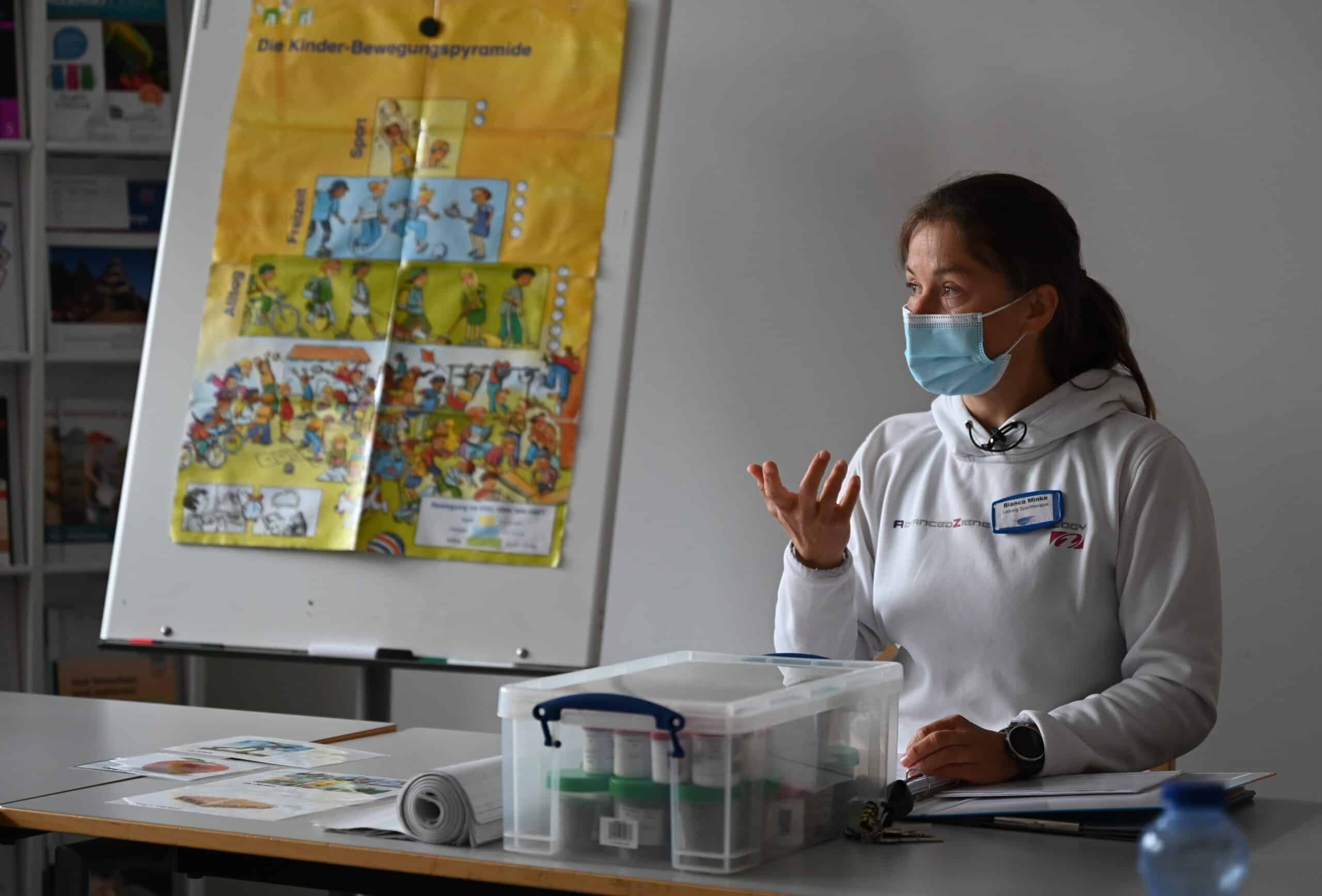 Mitarbeiterin hält eine Schulung über Adipositas